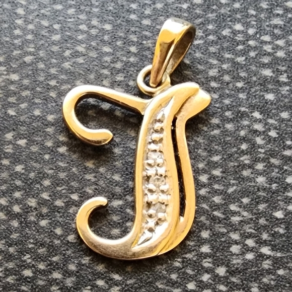 10k Alphabet Letter T pendant - Picture 2 of 8